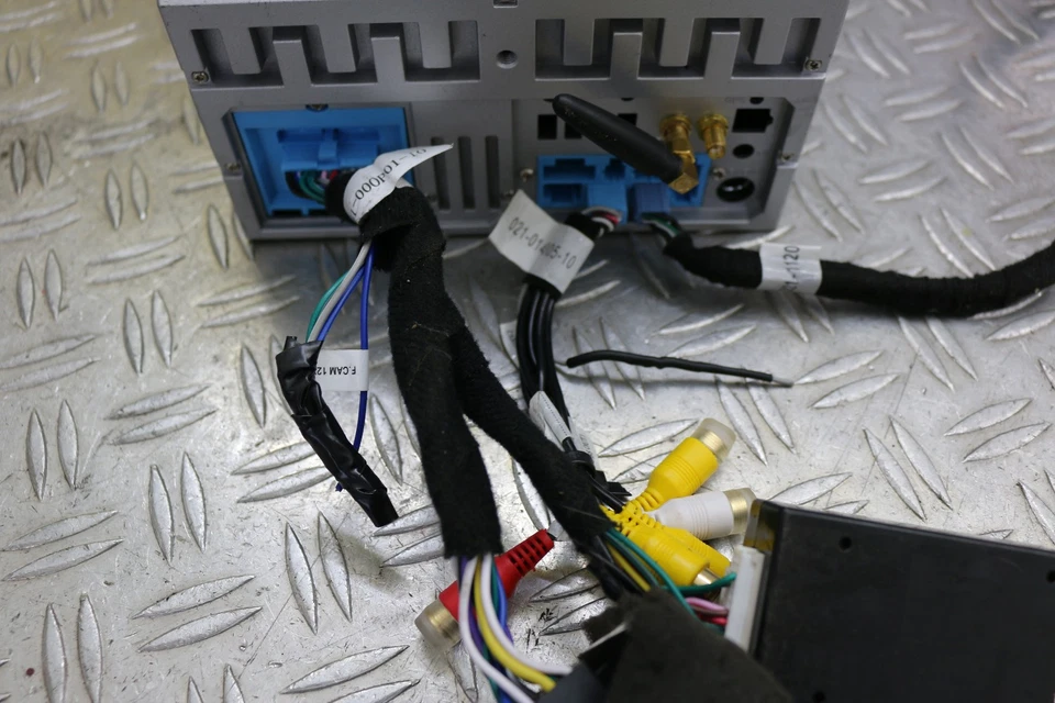 Opel Astra H  Radio schwarz glänzend  Xomax mit Adapter Kabel XM-D04LA - Bild 4 von 4