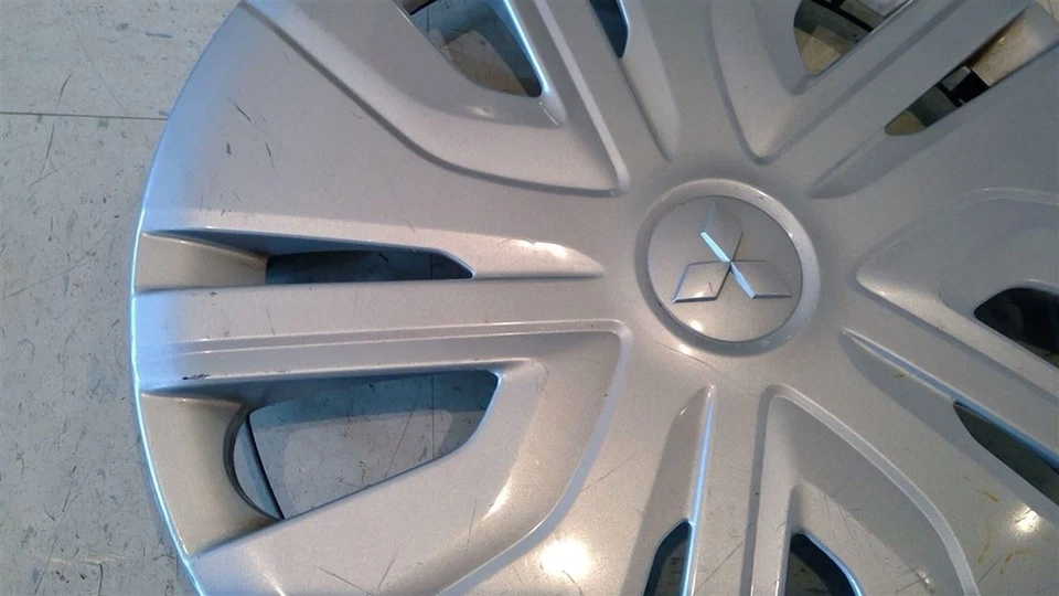 Mitsubishi Mirage 2020 14" tapacubos plateados de fábrica 109189 Foto 3 de 4