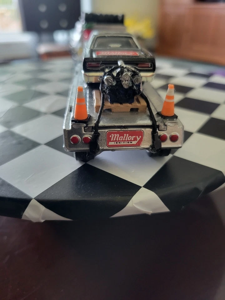 Camiones automáticos Dodge COE 1957 M2 personalizados con plataforma de estacas, 70 Plymouth GTX & remolque  Foto 3 de 4