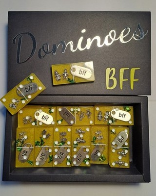 REDUZIERT.  28 DOMINOES 6/6 BFF BEST FRIENDS FOREVER. SILBER CHARMS. GELB VERPACKT