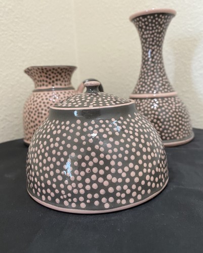 Signierte Studiokeramik Vase Milchkännchen Zuckerdose grau rosa erhaben gepunktet 4 Stück - Bild 2 von 21