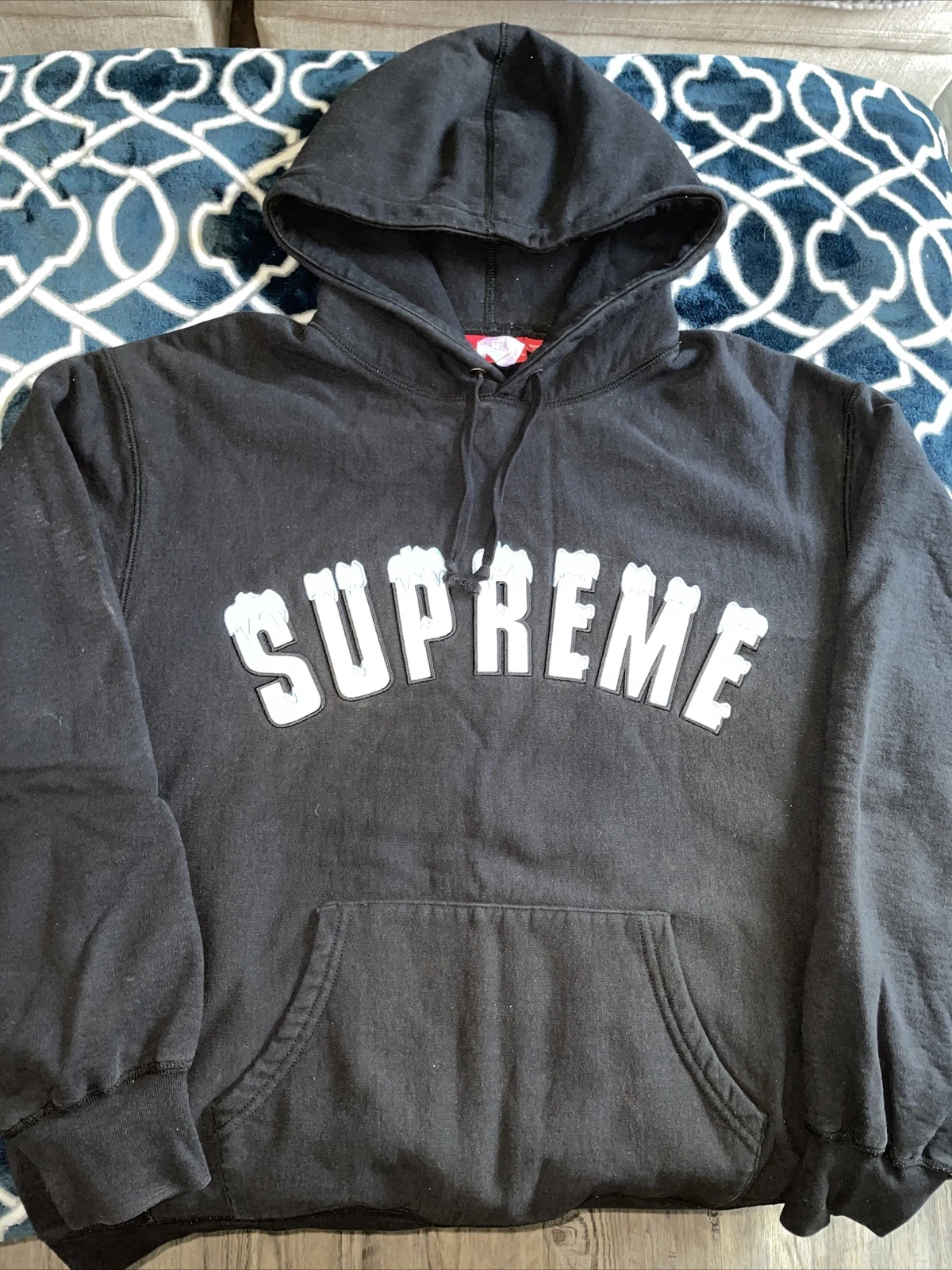 Sweat à capuche Supreme Logo NOIR homme grand logo FROZE porté en douceur