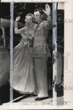 1953 Press Photo Lieutenant Ed Davis & wife Betty McDermott after wedding in NY