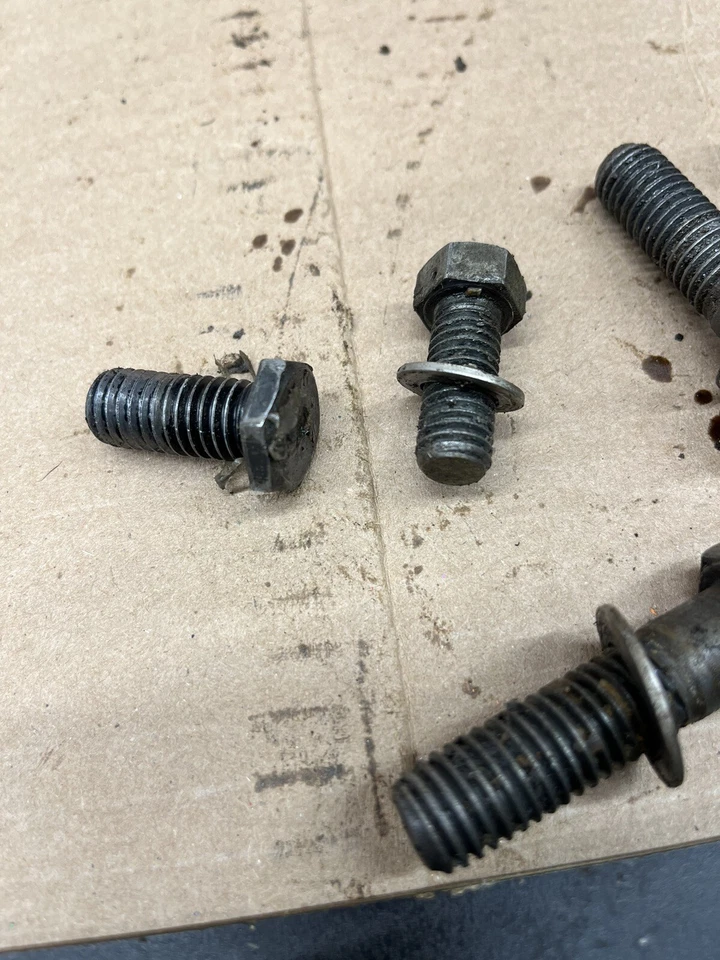 BORG WARNER SUPER T10 4 velocidades transmisión MANUAL eje trasero carcasa pernos de montaje Foto 2 de 4