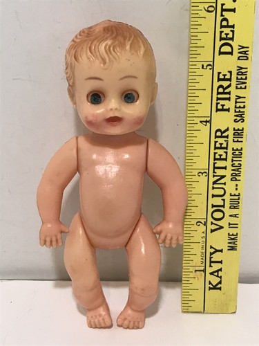 Muñeca bebé desnuda de plástico vintage de 5 1/2"" con ojos azules parpadeantes hecha en Hong Kong - Imagen 2 de 10
