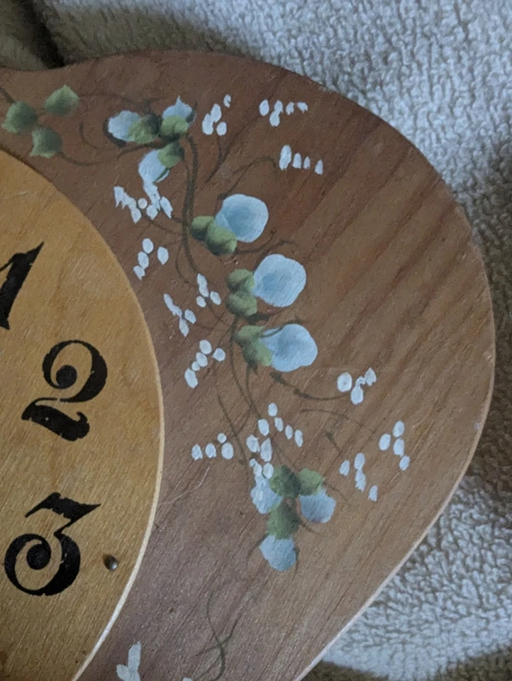 Rustic Country Wooden Heart Shaped Clock With Floral Design Tested - Image 4 of 4