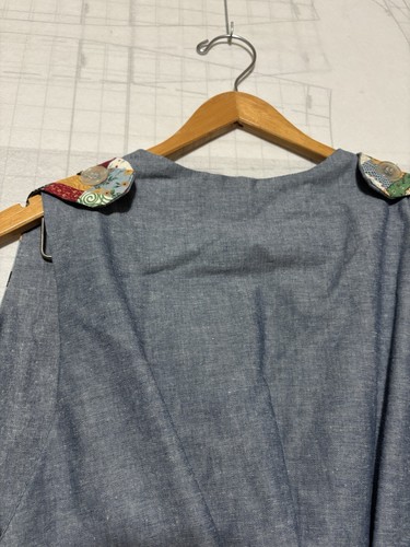 Gilet donna vintage fatto a mano motivo patchwork taglia M/L bottoni reversibili denim - Foto 6 di 6