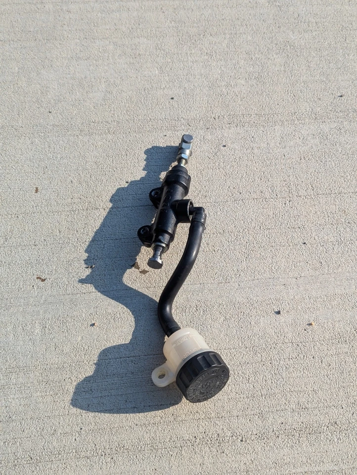 OEM Rear Brake Master Cylinder + Reservoir – Triumph Daytona 675 (2006–2012) — 第 4/4 张图片