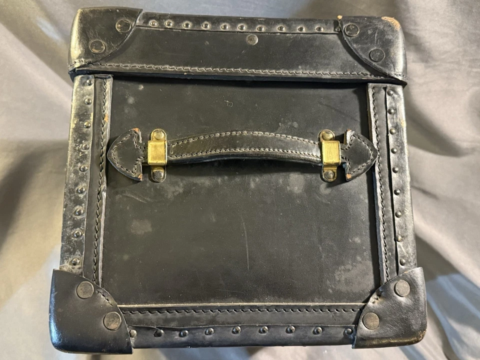 Antiguo baúl de cuero en miniatura con herrajes de latón buena calidad Foto 4 de 4