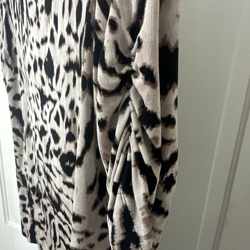 Chicos Travelers 2 Leopard Short Sleeve Top Size 2 Slinky knit Roundneck - Picture 4 of 5