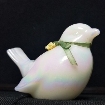 Vtg Fenton White Sparrow Bird Opalescent Iridescent Art Glass Figurine 4.5'' 