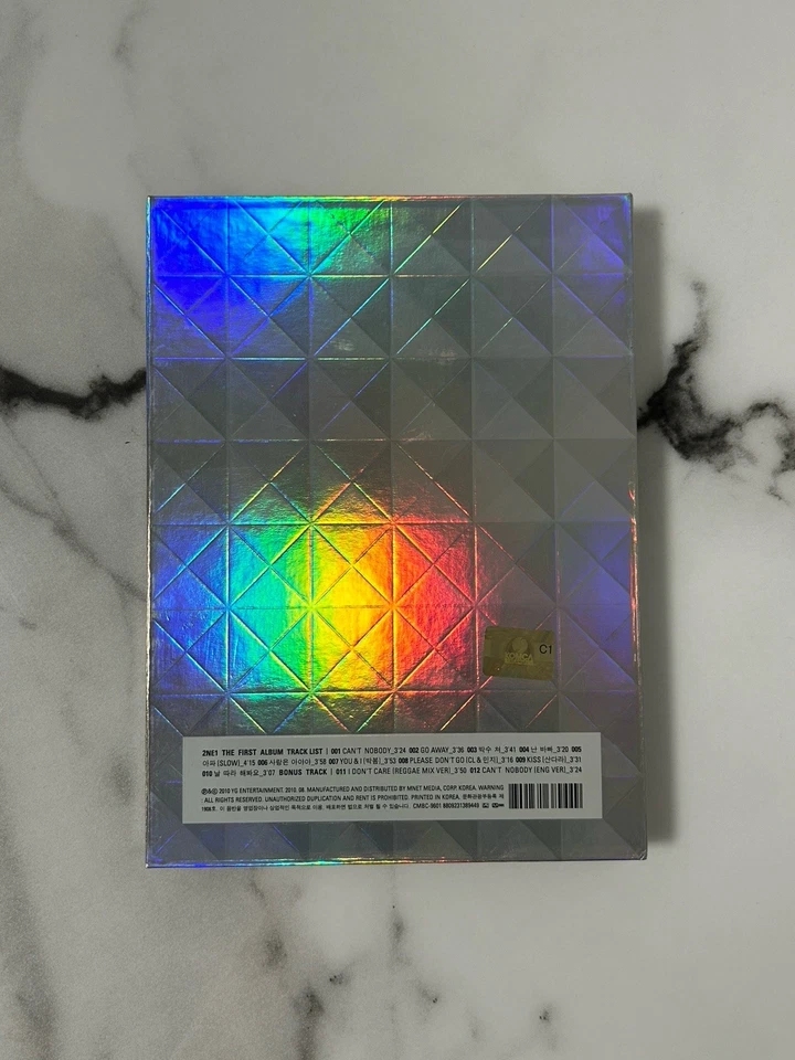 2NE1 [всем] 1-й альбом компакт-диск + фотокнига (2010) - Изображение 4 из 4