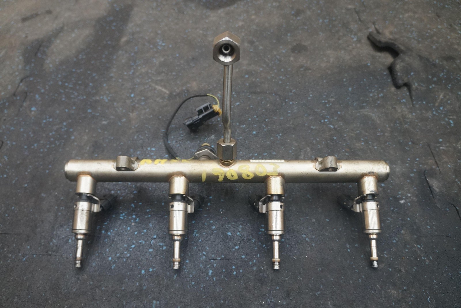 Right Fuel Injection Rail Pipe 4 Injector 247581 247588 Ferrari California 2010