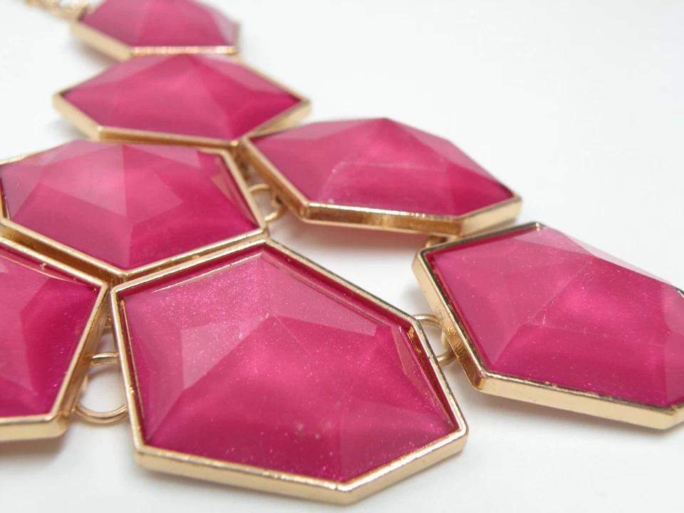 Collar Vera Wang Firmado Rosa Acrílico Grueso Declaración Facetado Para Mujer Tono Dorado Foto 4 de 4