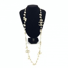 Collana lunga con perle logo Chanel CC tono oro A13S 108 cm bigiotteria costu...