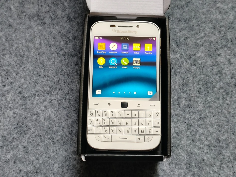 BlackBerry Classic Q20 Black/White 16GB Facroty UNLOCKED Keyboard Smartphone - Image 2 of 4
