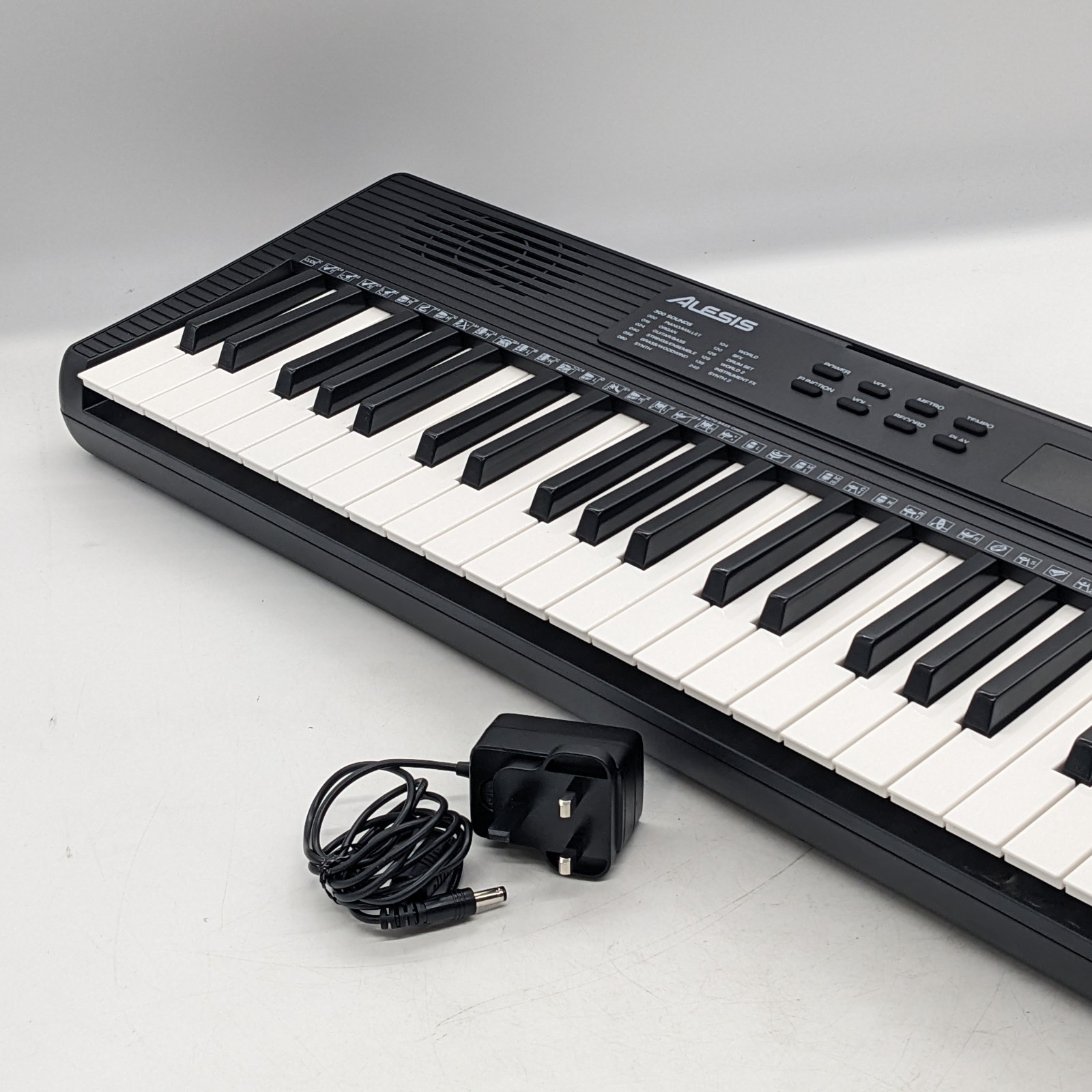 Alesis Melody 61 MK4 keyboard electronic piano speakers digital + power cable