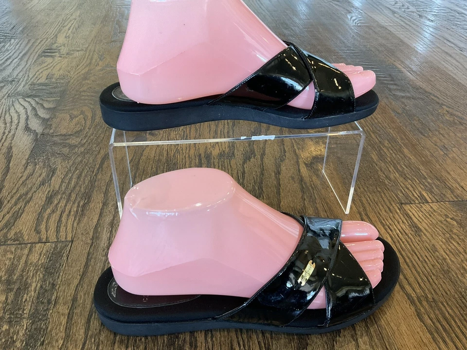 Sandálias Cole Haan couro envernizado preto alça cruzada grande. Slides femininos OS 7 B - Imagem 4 de 4