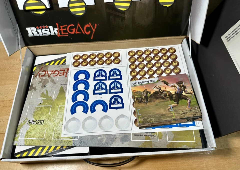 Hasbro Avalon Hill Risk Legacy Boardgame - Brettspiel - Englisch - Bild 4 von 4