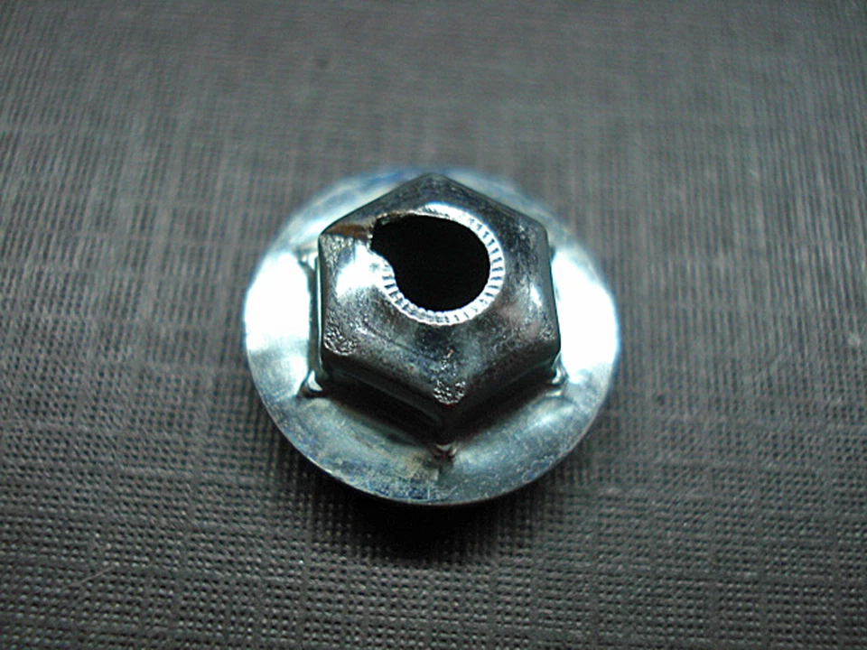 25 piezas 10-24 capó puerta guardabarros cuarto correa moldura clip tuercas con sellador Chevy Foto 3 de 4