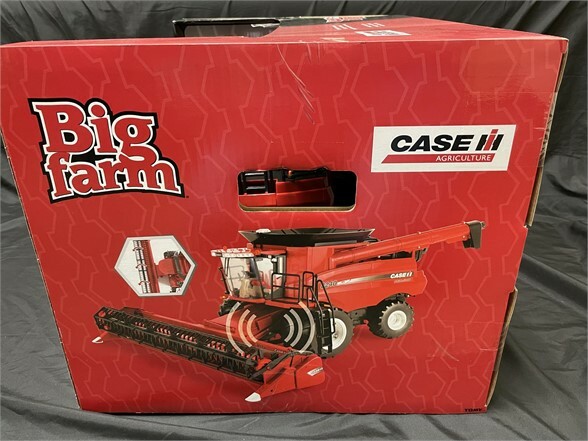 Case IH Big Farm 8240 Combine with Grain and Corn Head 1/16 Case IH Big Farm 8240 Combine with Grain and Corn Head 1/16