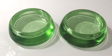 Deux roulettes de meubles réactives UV en verre vert uranium dépression