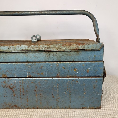 Vintage Metal Lockable Cantilever Tool Box 42cm L, 20cm W, 21cm H Surface Rust - Picture 3 of 19