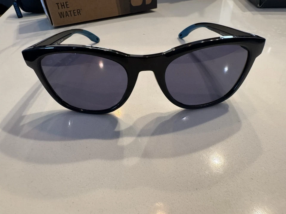 Gafas de sol Costa Del Mar Aleta para mujer negras/grises, 580P - Precio de venta sugerido por el fabricante 160 USD Foto 3 de 4