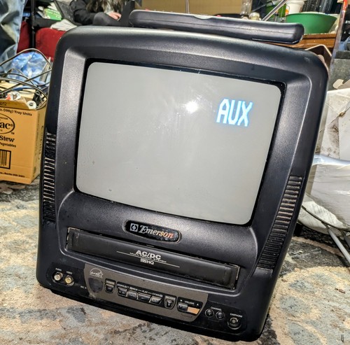 Emerson TV-VCR CRT Combo AC/DC 9 inch Color VHS HQ EWC0903 Gaming TV With Remote - Picture 2 of 6