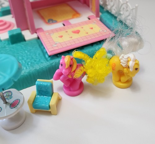 My Little Pony Petite Ponies Happy Hearts Cottage Whinny Wink Inn con accesorios - Imagen 18 de 24