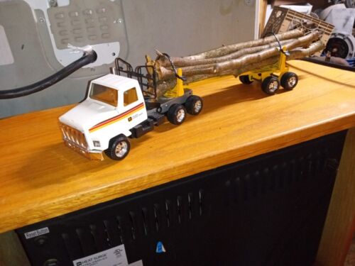 Ertl log truck - Picture 1 of 3