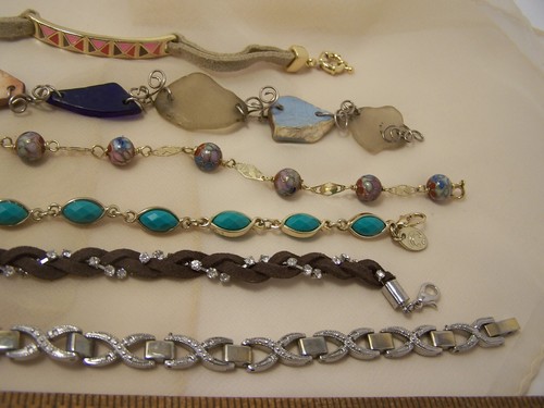 Lot of 6 Different Fashion Bracelets - Picture 4 of 4
