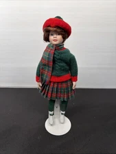AVON VINTAGE 1991 CHILDHOOD DREAMS PORCELAIN DOLL COLLECTION SKATING PARTY Bt23