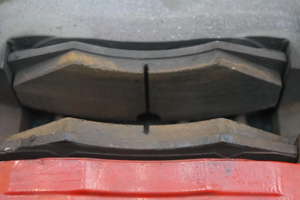 Pinza de freno delantero derecho pasajero y soporte rojo 11C0564CP McLaren MP4-12C 2013 Foto 4 de 4