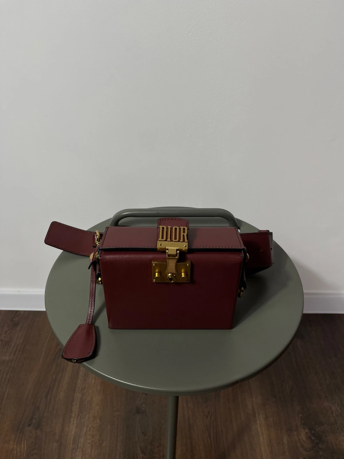 Authentique sac bandoulière Dior en forme de boîte bordeaux avec détails dorés