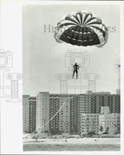 1981 Press Photo Man parasails at beach - afa53283