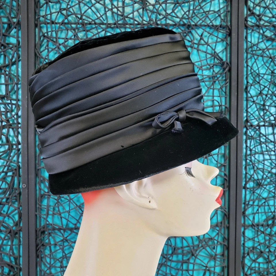 Antigo Chapéu Cloche Feminino Veludo Preto Faixa de Cetim EUA Feito na União 21" Medida Interna - Imagem 4 de 4