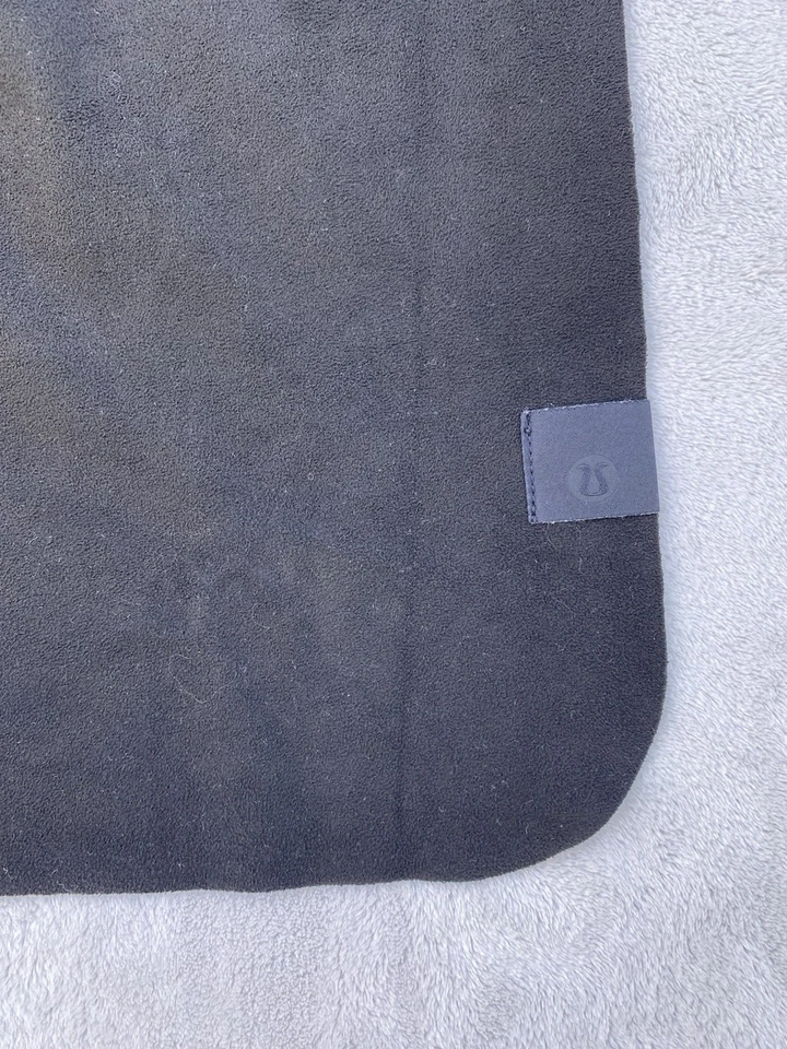 Estera de yoga de viaje negra Lululemon Carry Onwards 71x26 usada - estera de tela Foto 4 de 4