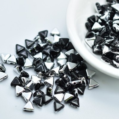 Kheops  par Puca  (25 Beads) Jet Silver 6mm 2-Hole Triangle Shape Glass