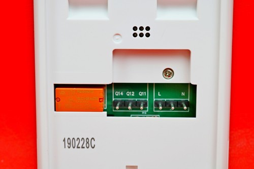 Siemens RDE100 Hardwired 7 Day Digital Programmable Room Thermostat - Picture 5 of 7