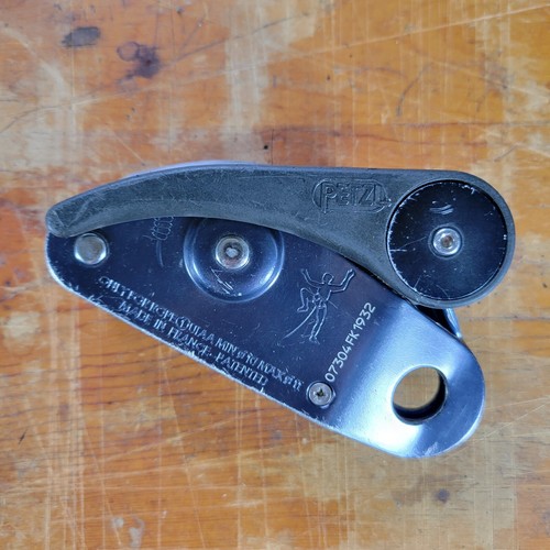 Petzl Grigri - Compact and Versatile Belay Device - Picture 3 of 5