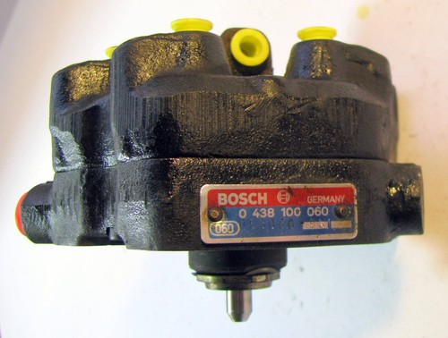 Mengenteiler Bosch 0438100060 Audi 80 90 100 VW Passat 2,1 / 2,2 original - Picture 2 of 5