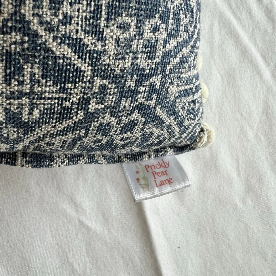 Almohada en forma de cactus de Prickly Pear Lane. Foto 4 de 4