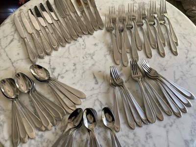 pre-owned set Stainless Oneida flatware China HH-16  - Aurora 58 pieces satin
