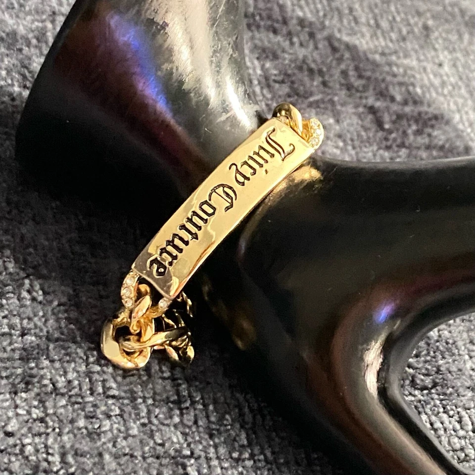 Pulseira de identificação Juicy Couture tom dourado robusta corrente de freio plana com marca gravada - Imagem 4 de 4