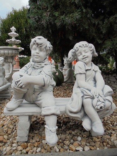 Steinfiguren Set, Junge & Mädchen auf Gartenbank, große Gartenfiguren
