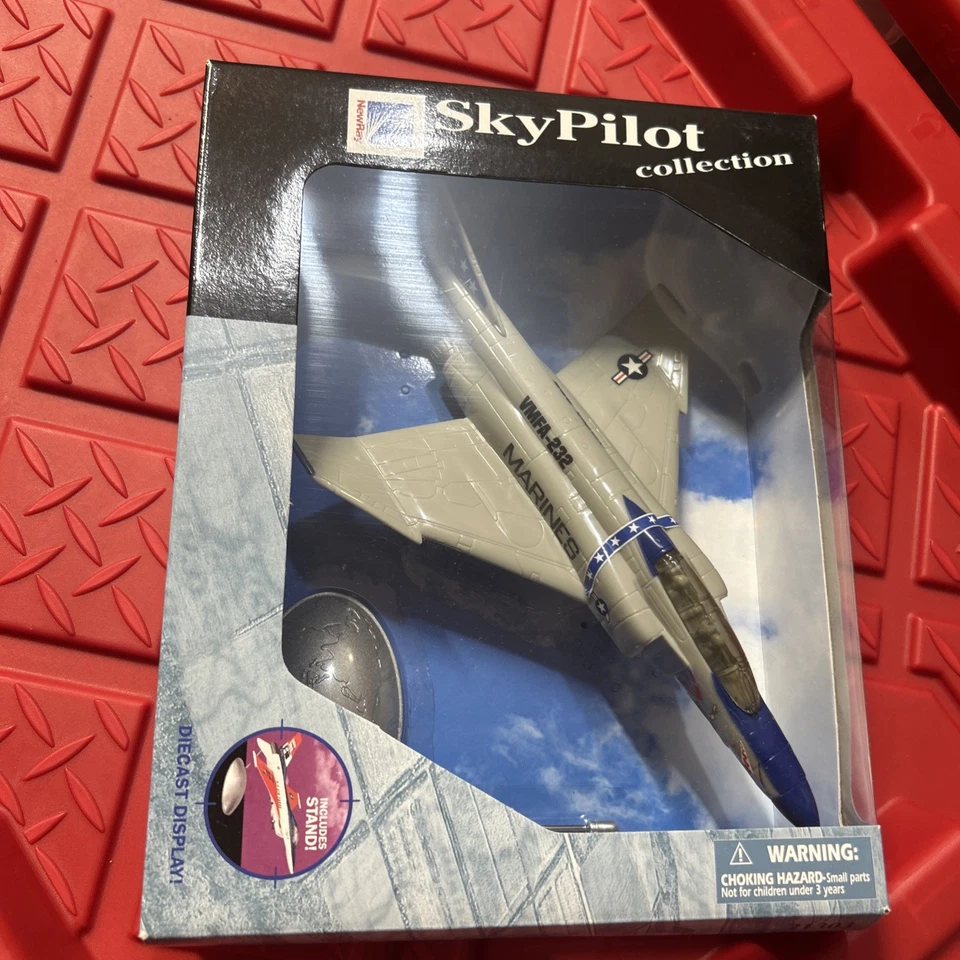 NEW RAY Sky Pilot Collection 1:72 Scale VFA-232 Fighter Plane 21303 NIB marines - Image 4 of 4