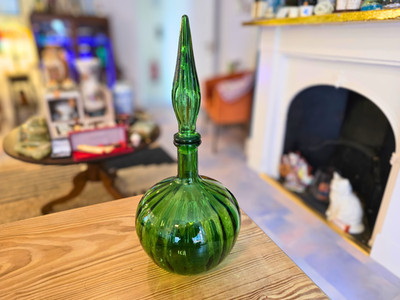 Vintage grüne Glas Zwiebel Genie Flasche - italienisches Empoli mit vertikalen Linien