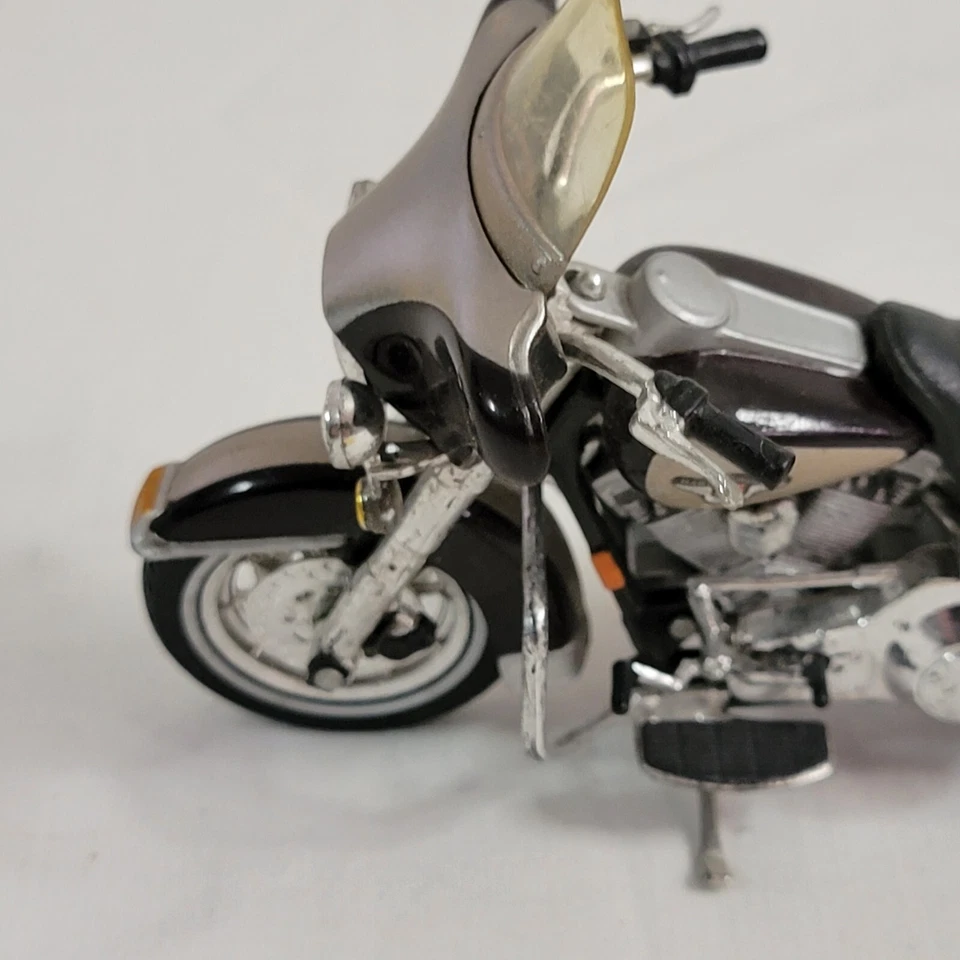 Maisto Harley Davidson 1998 FLHT Electra Glide 95º Aniversário 1:18 Solto - Imagem 2 de 4