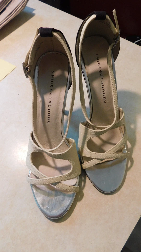 Sandalias elegantes chinas de lavandería marfil serpiente negro gamuza tacones correas entrecruzadas Foto 2 de 4